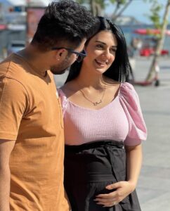 Sarah Khan Shared her Pregnancy Pictures